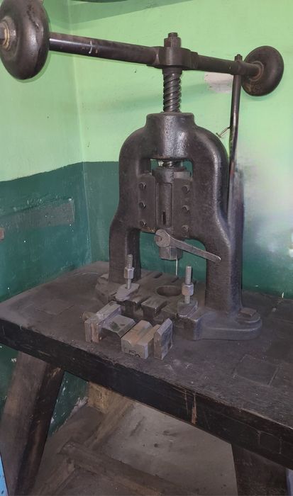 Prasa mimośrodowa ręczna