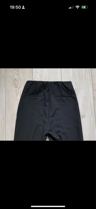 Spodnie kick flare z guzikami w złotym kolorze