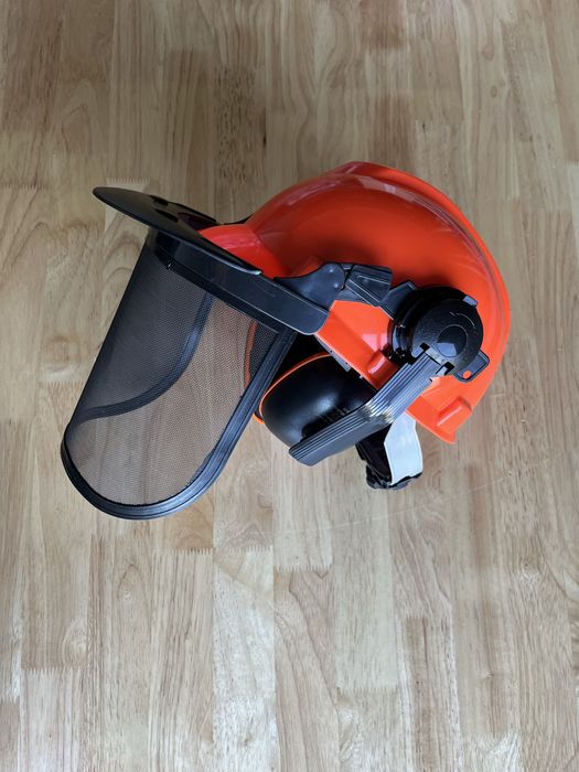 Kask ochronny pilarza