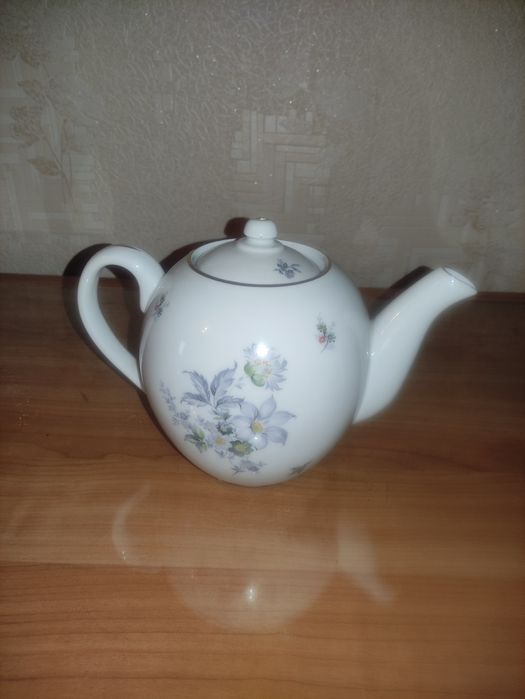 Чайник з білого фарфору