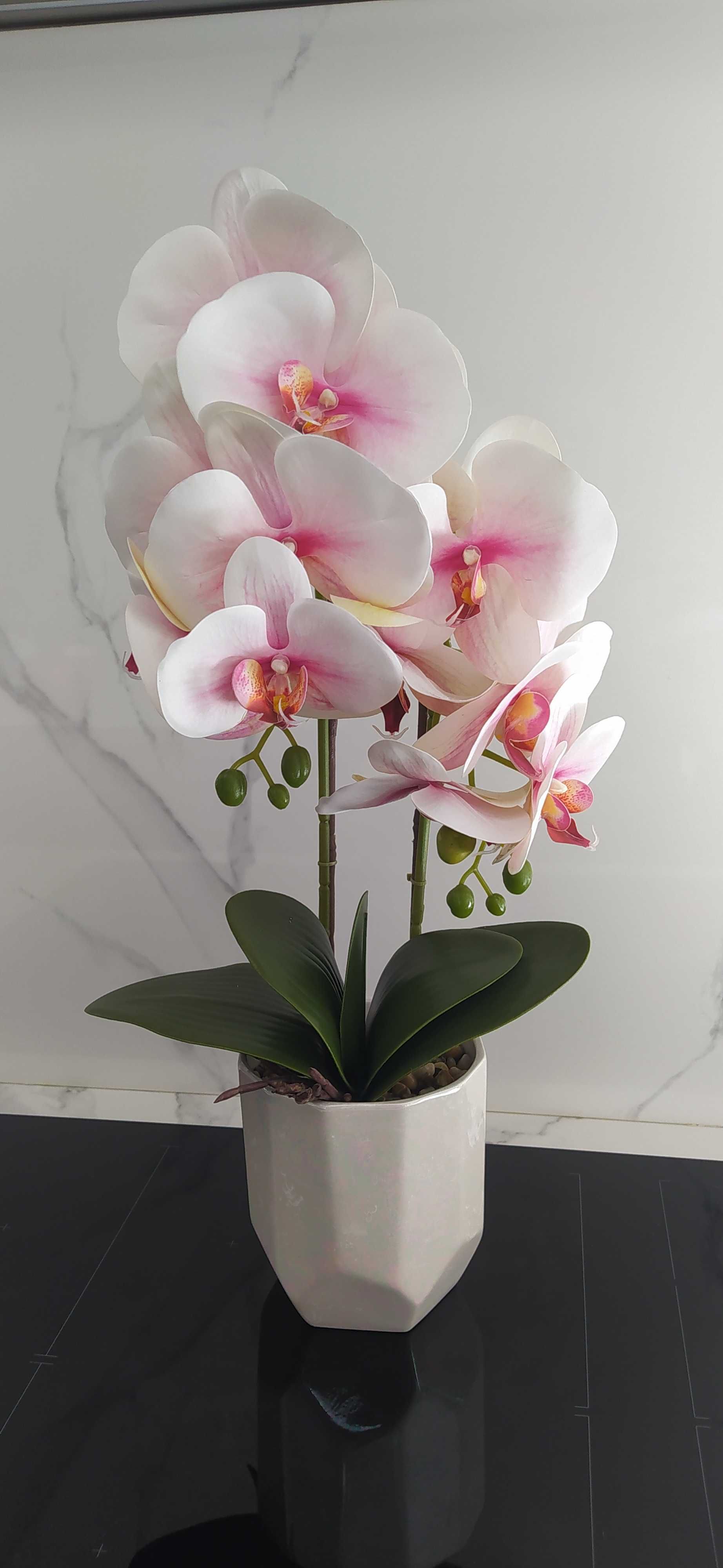 Vaso com orquídea artificial