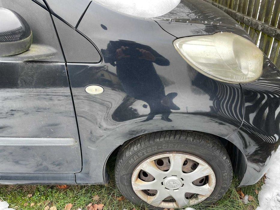 Błotnik Prawy Lewy Przód ORG. Peugeot 107 Czarny nr. Lak. EXZ Gotowy