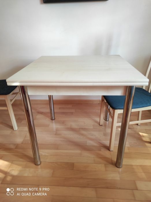Stół + 4 krzesła.