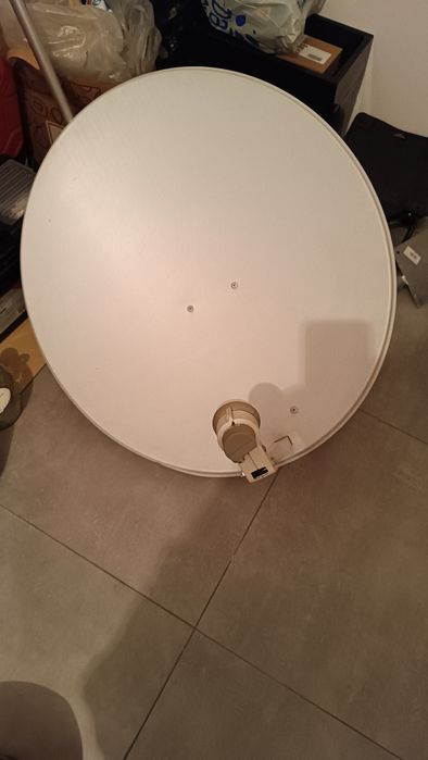 Antena satelitarna z uchwytem