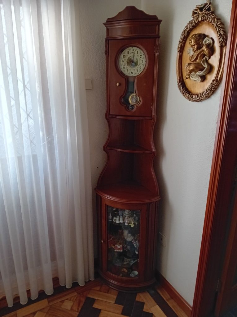 Vitrine Cristaleira de Canto com Relógio