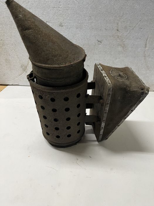 Stary podkurzacz zadymiarka dymaka do pszczół