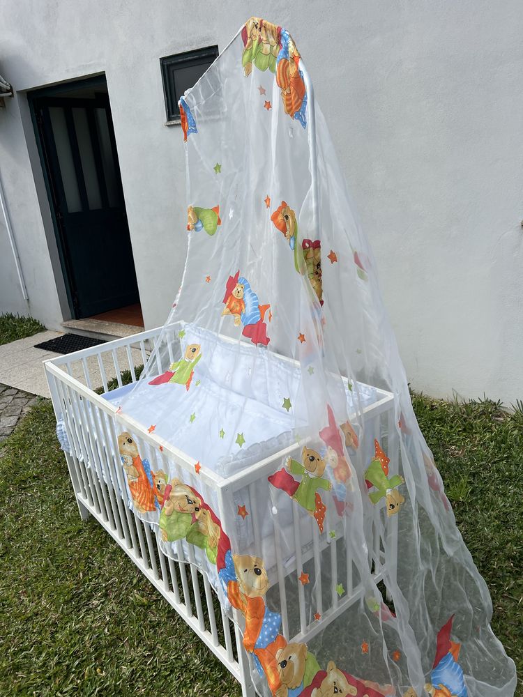 Cama de bebê com colchão e textil em bom estado