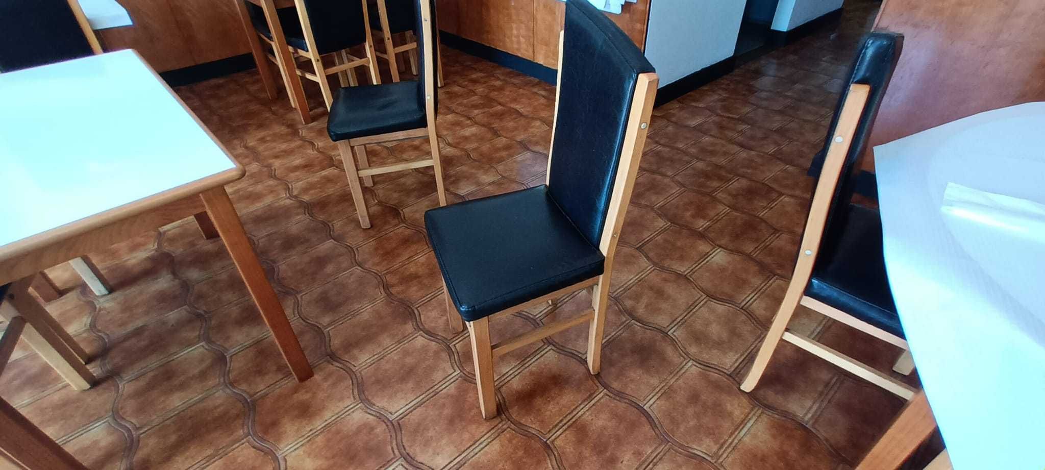 Cadeiras de restaurante em madeira sólida