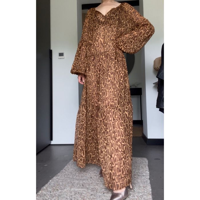 Długa/maxi zwiewna, brązowa sukienka we wzory; na lato; oversize