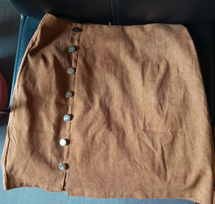 Saia castanha com botões