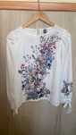 Camisa branca com flores
