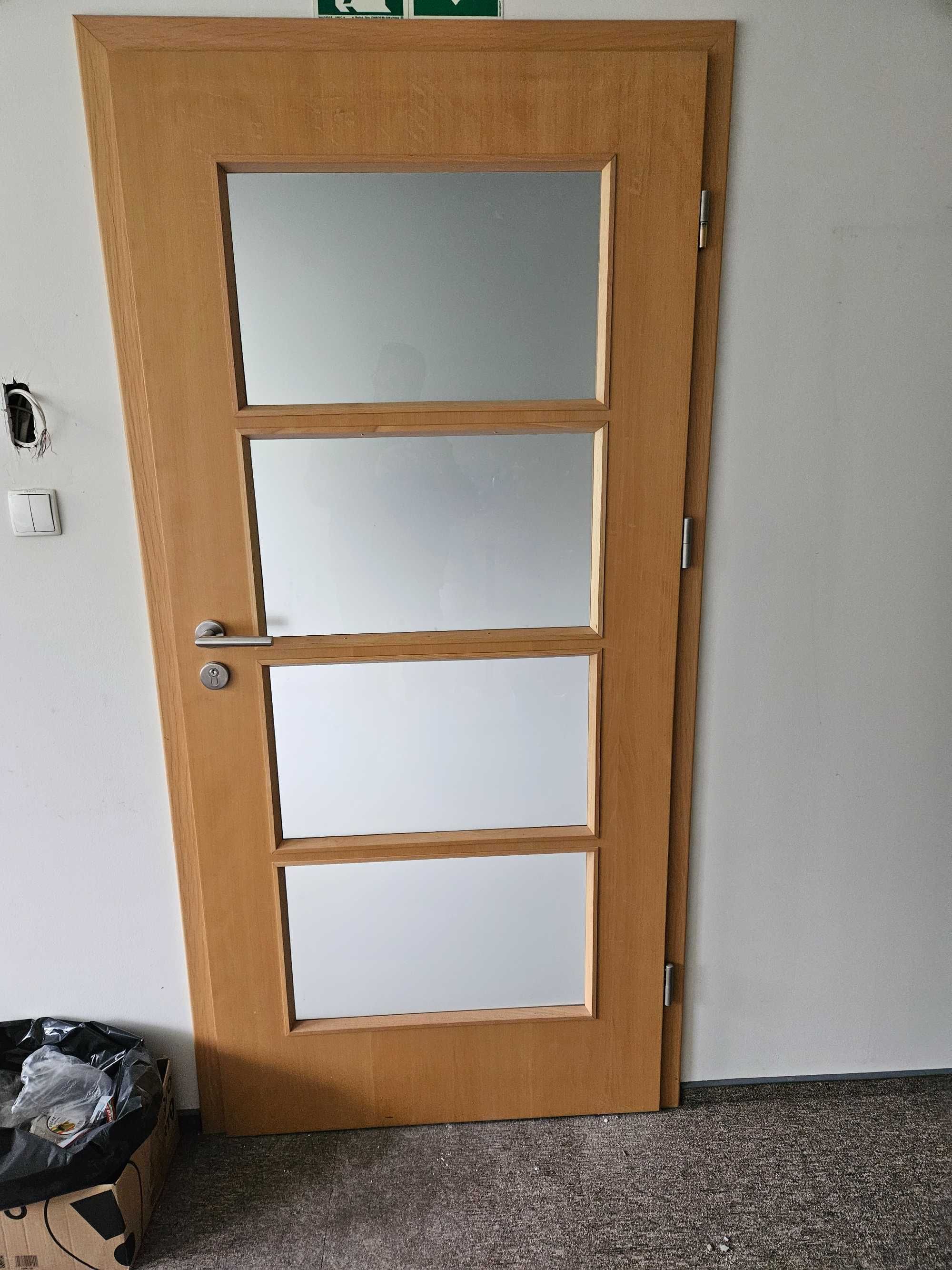 Drzwi wewnetrzne z ościeżnicą regulowana i klamkami
