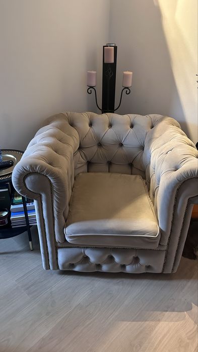 Kanapa i fotel w stylu Chesterfield