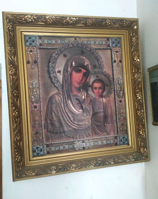 На холсте образ Казанской Божьей Матери