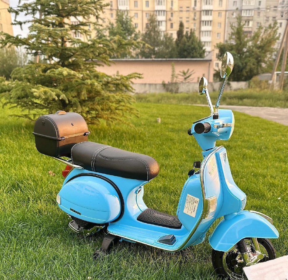 Дитячий мотоцикл на акумуляторі Веспа з багажником детский мотоцикл