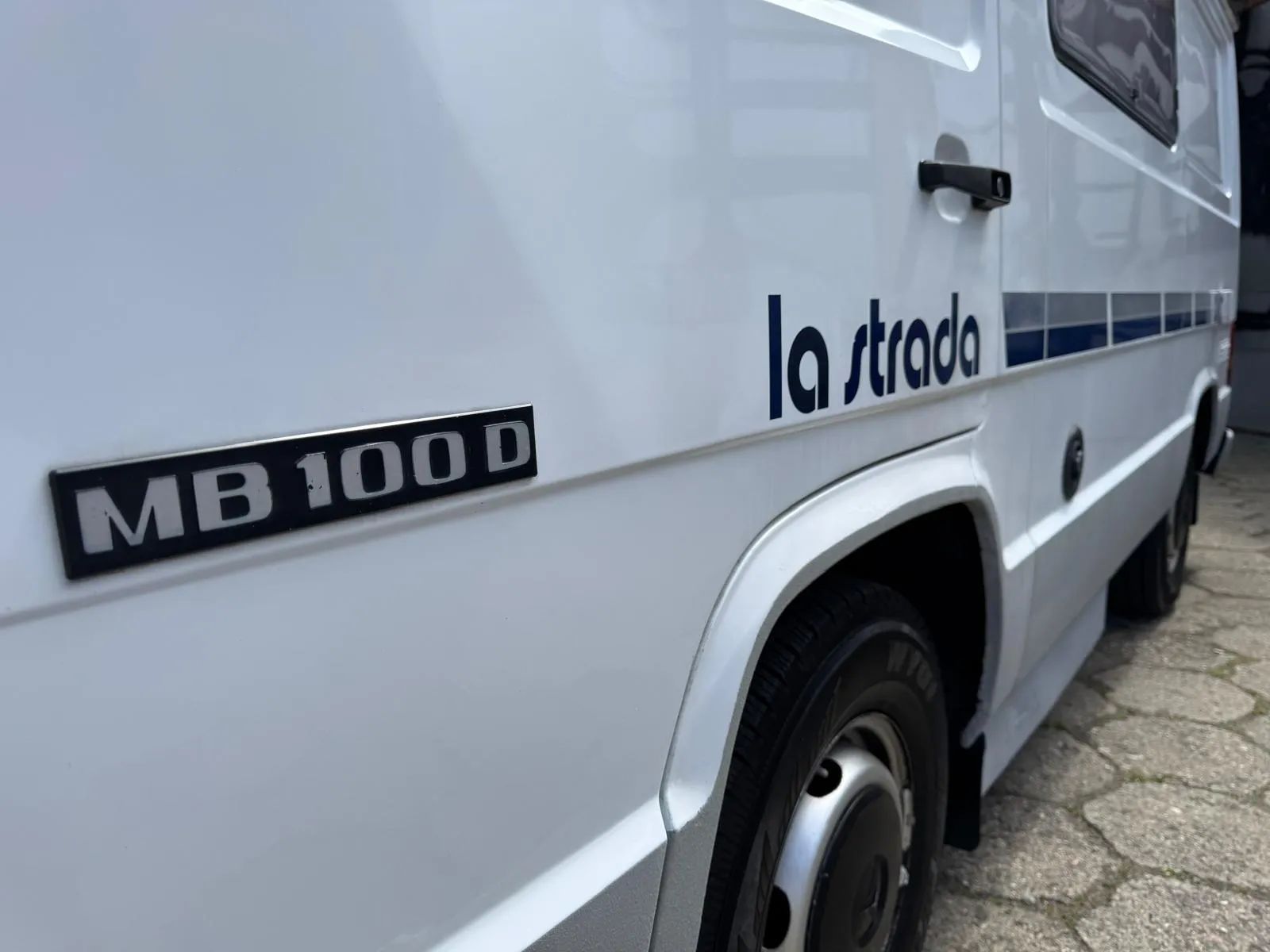 Mercedes-Benz MB 100 Kamper La Strada MB100 2,4 diesel wspomaganie markiza 2X SOLAR hak ABS