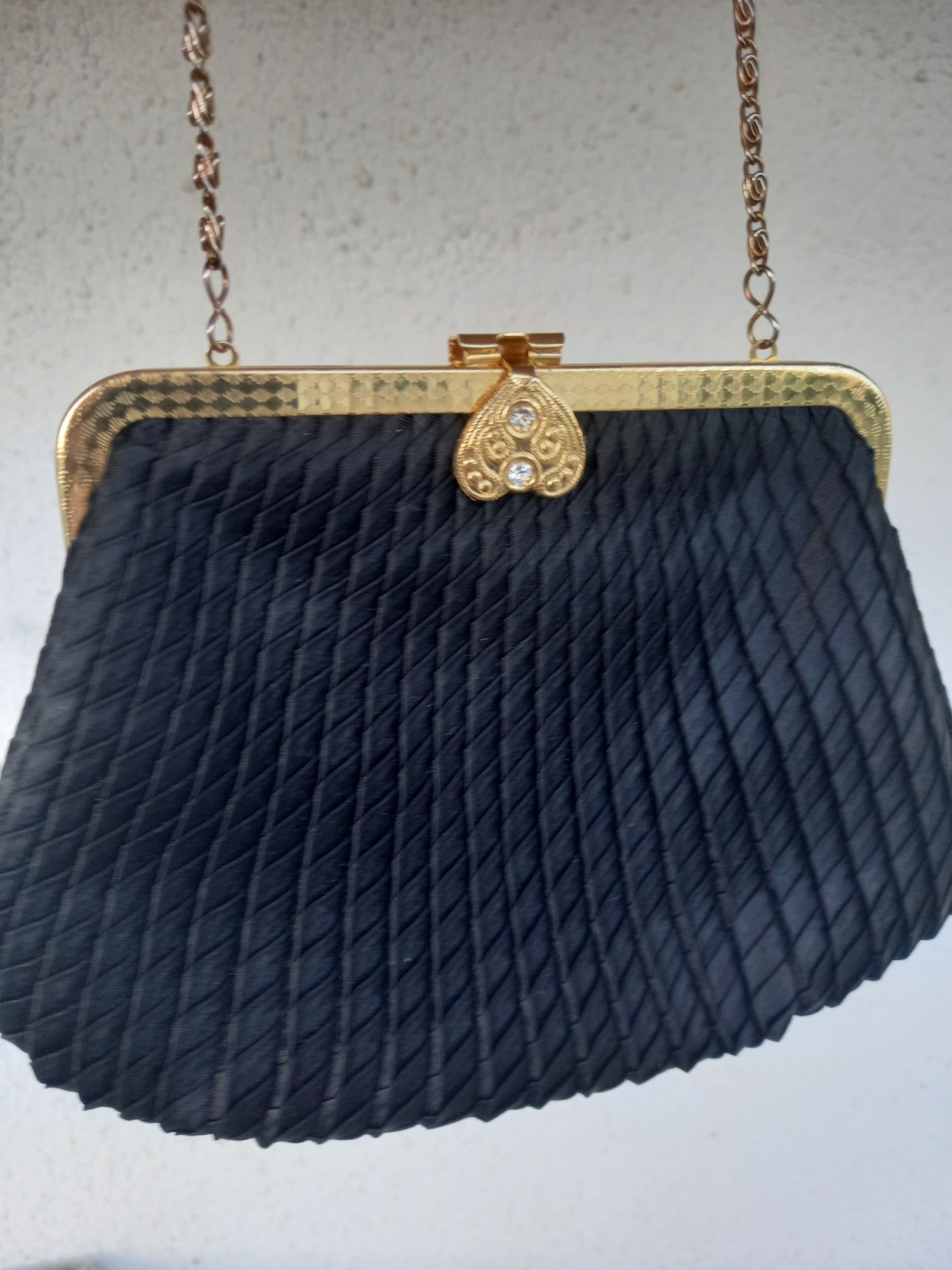 Carteira clutch com alça metálica