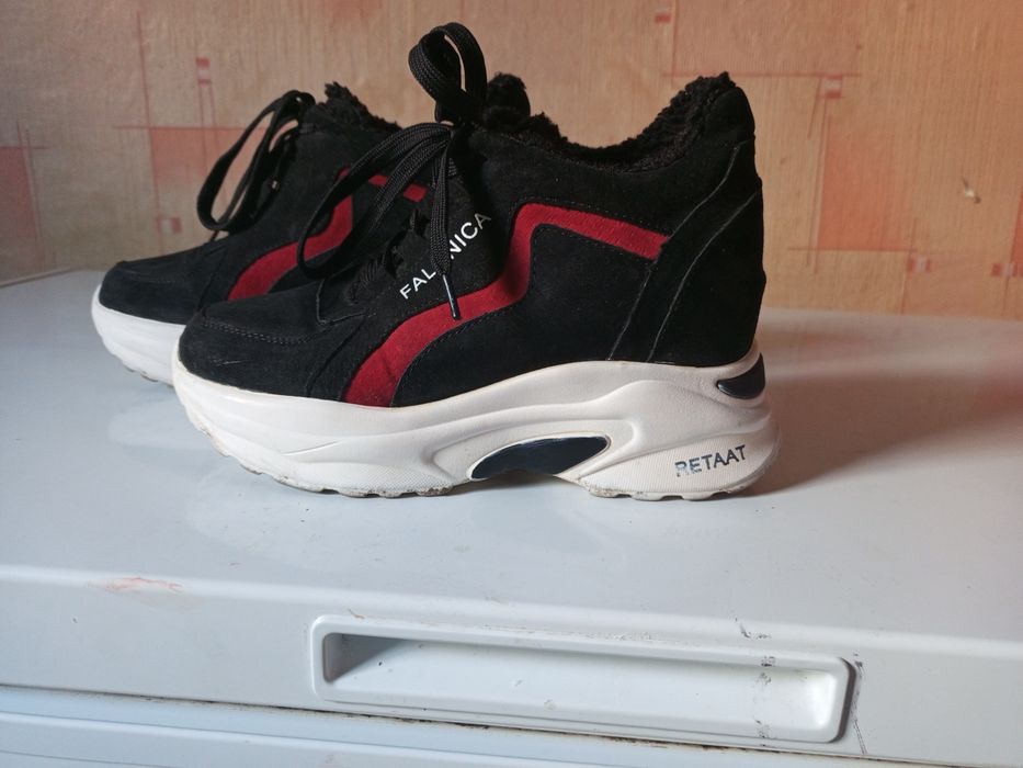 Теплі кросівки на танкетки.