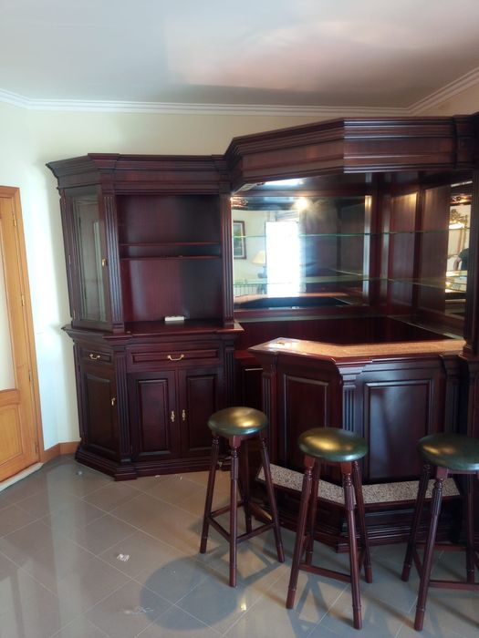 Móvel bar de sala/canto com 3 bancos incluídos como novo!