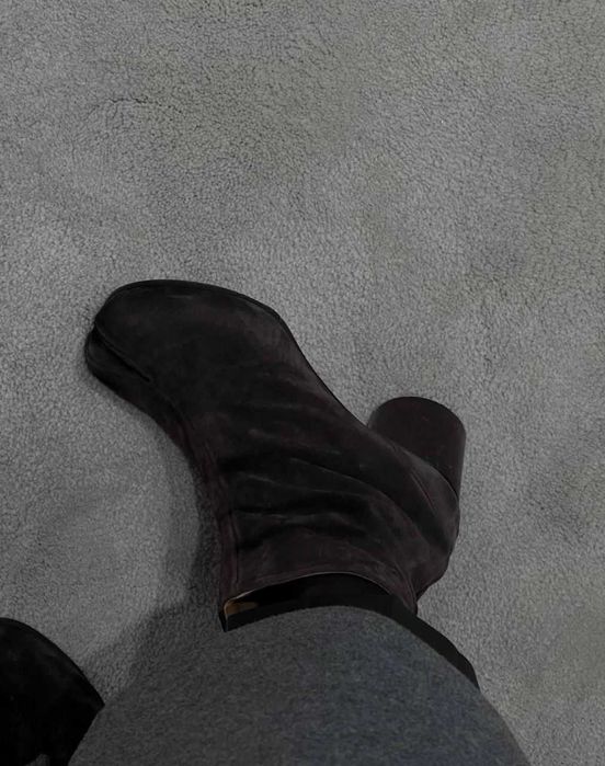 Коричневые замшевые ботильоны Maison Margiela Tabi коричневі замшеві