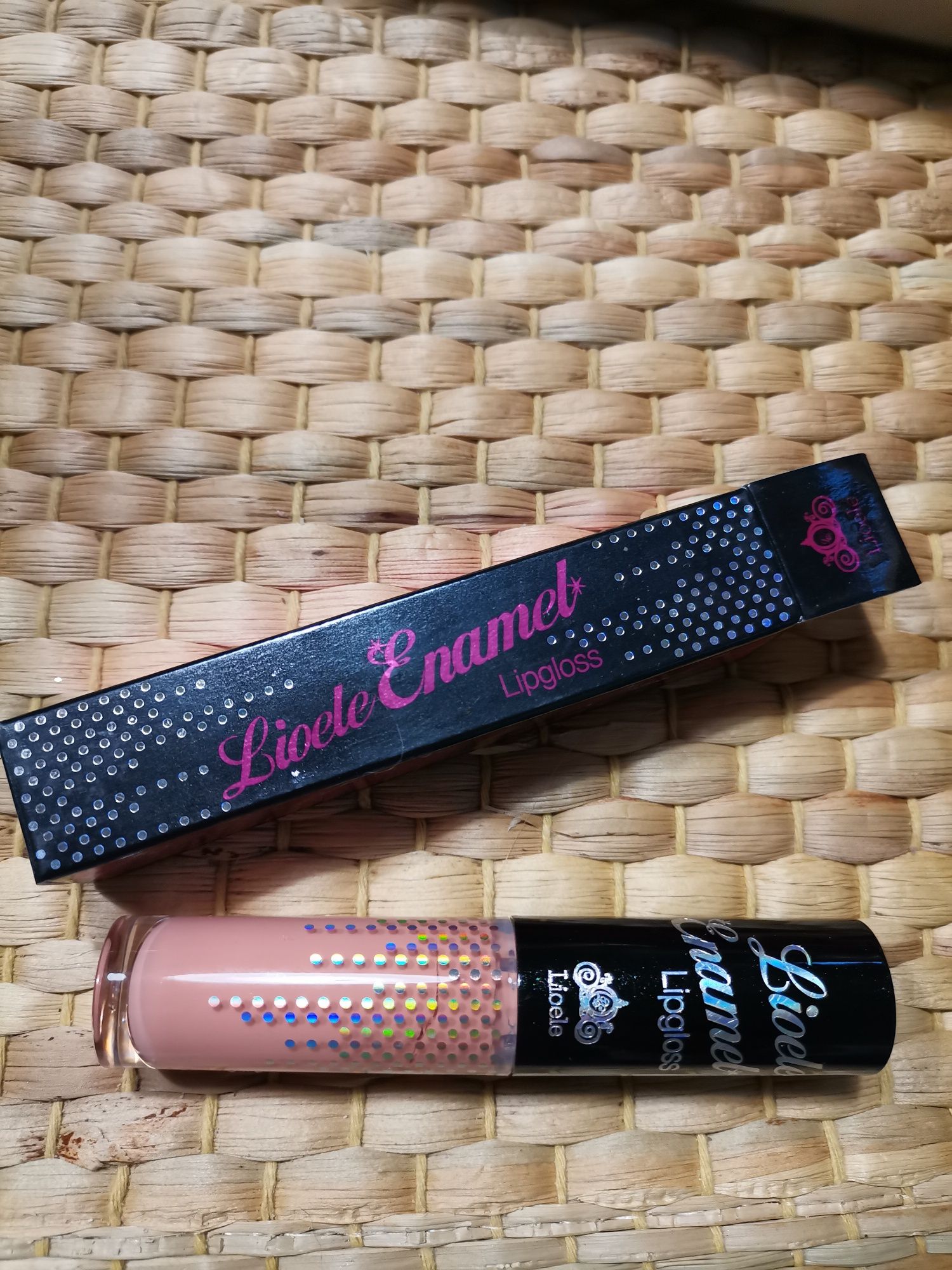 Błyszczyk koreańskiej firmy Lioele Enamel Lipgloss, kolor Smoky Beige