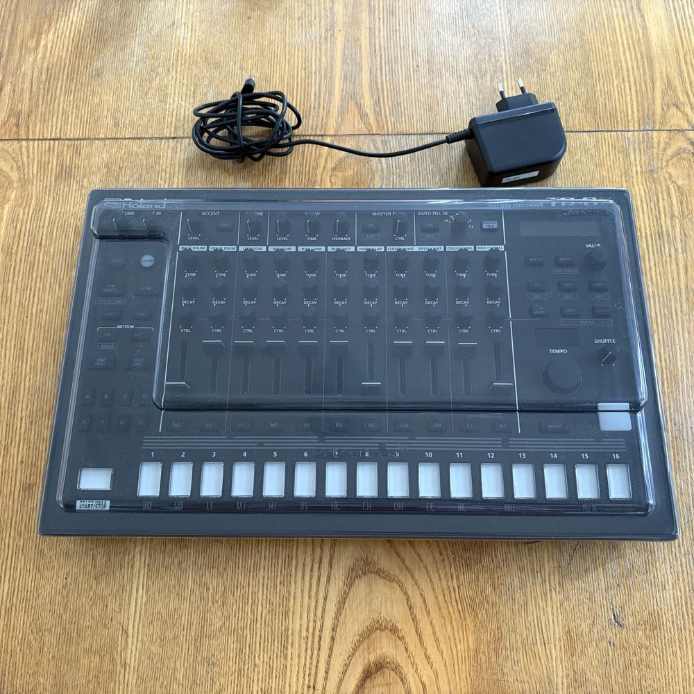 Roland TR-8S + decksaver