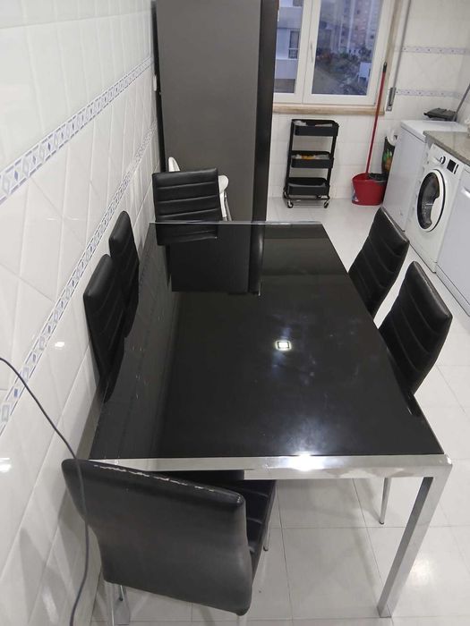 Mesa de cozinha com cadeiras