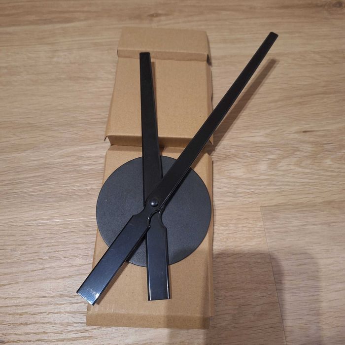 Zegar klejony do sciany czarny nowy