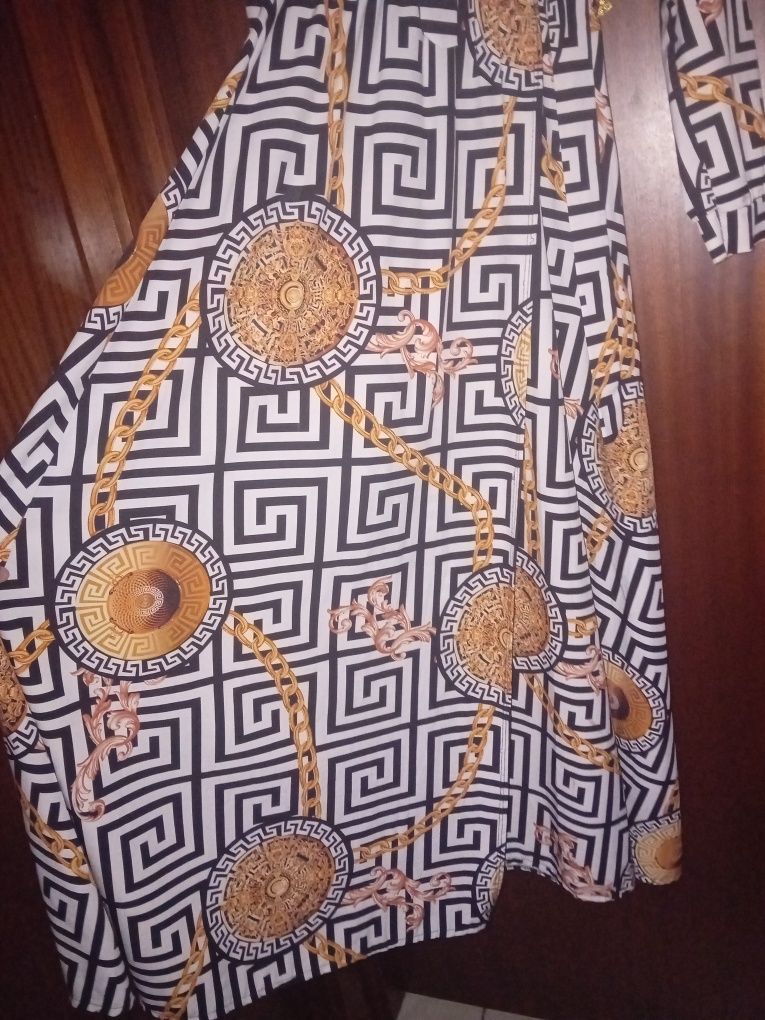 Vestido comprido com abertura a frente