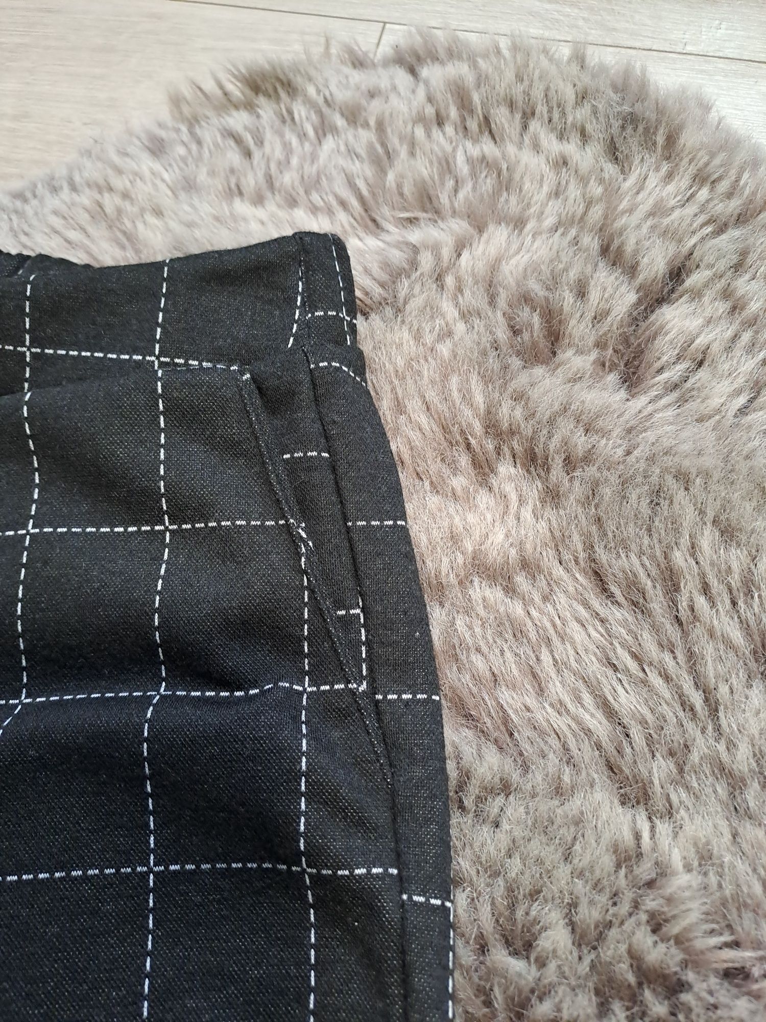 Czarne spodnie w krate cropp XS