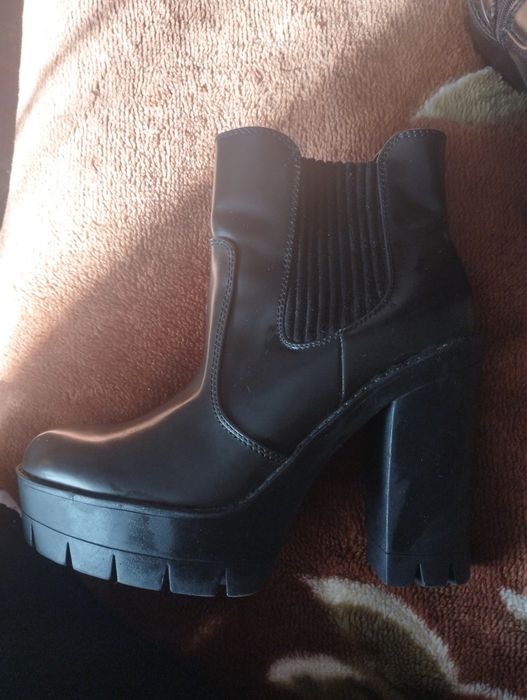 Жіночі черевики на тракторній підошві