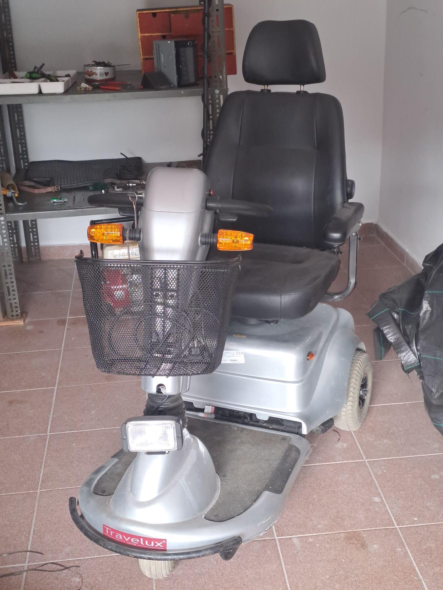 Wozek elektryczny dla osoby na zakupy .