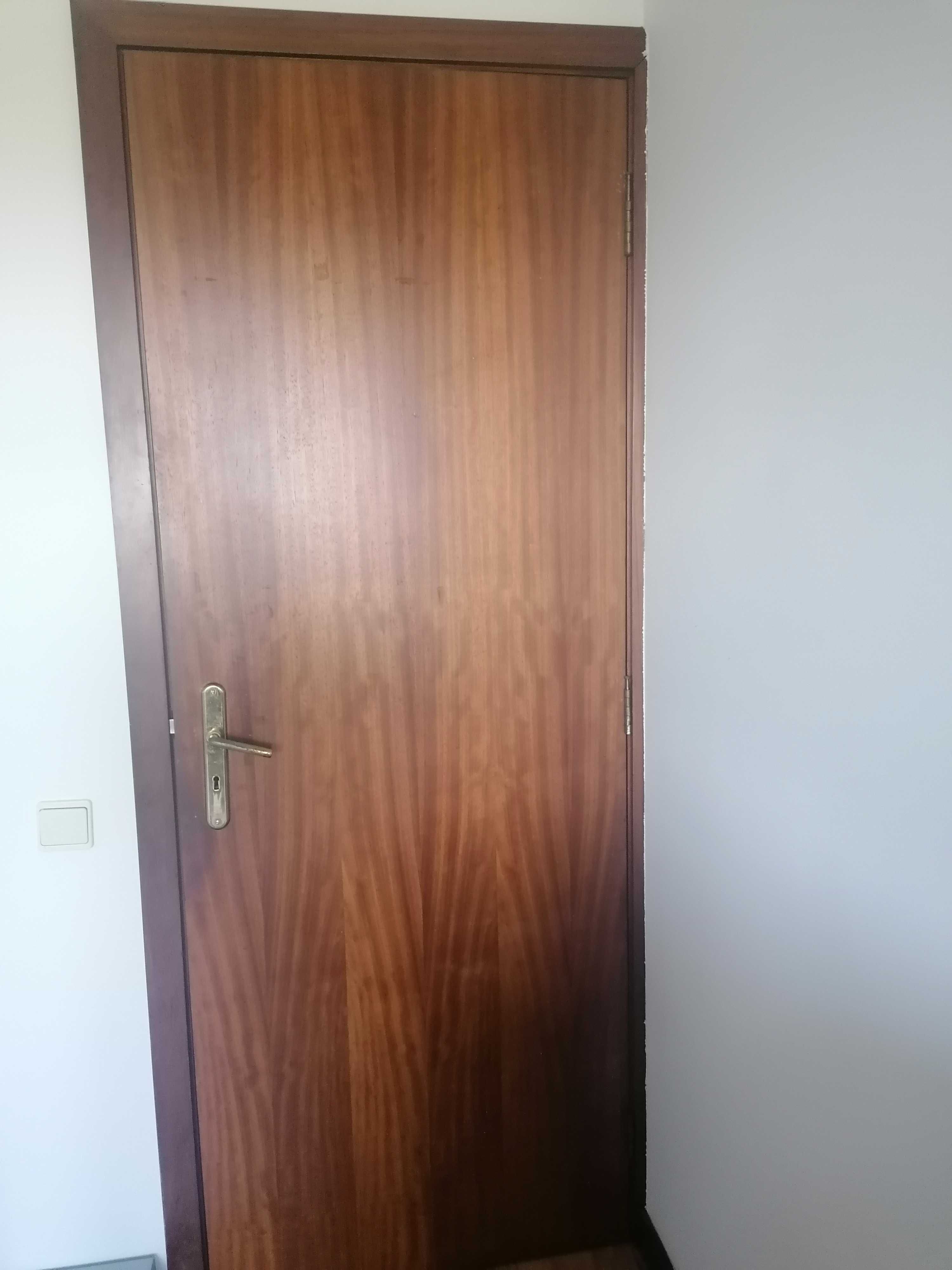1 - Porta em MADEIRA interior