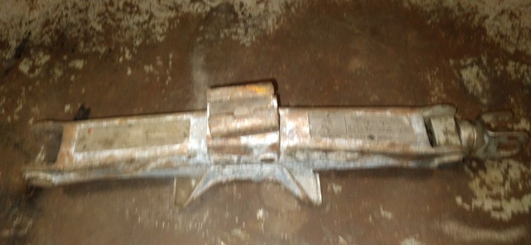 Домкрат механічний