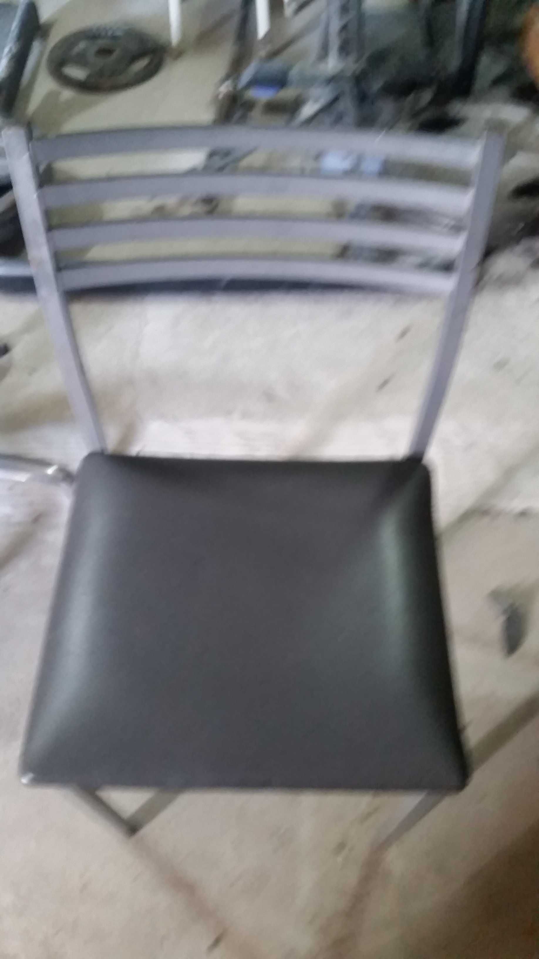 Conjunto de mesa + 4 cadeiras (2 castanhas e 2 cinza)