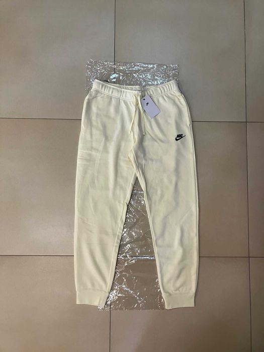 Waniliowe spodnie dresowe Nike roz.M