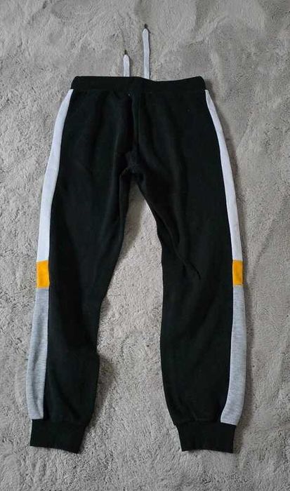 Spodnie dresowe czarne z dodatkowym paskiem z boku