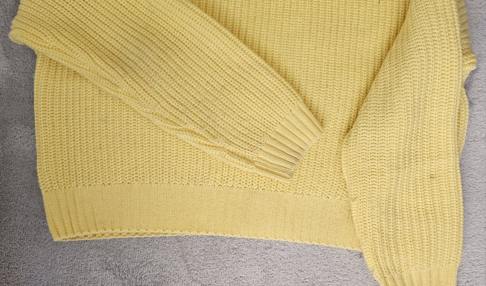 Sweterek żółty Sinsay