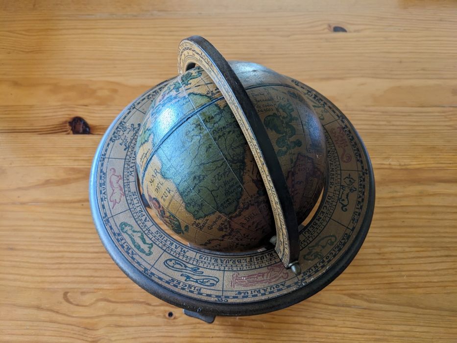 Globo antigo em madeira