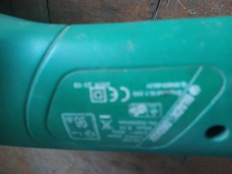 Máquina de aparar relva