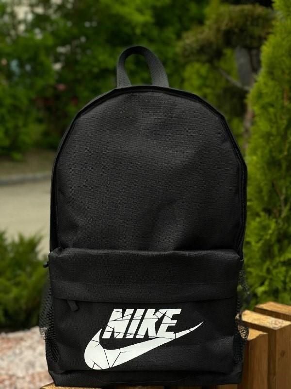 Чорний рюкзак Nike