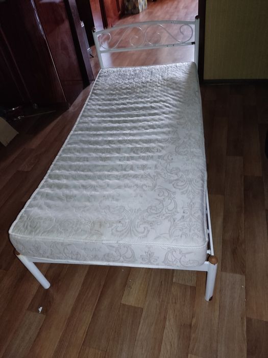 Кровать с матрасом.