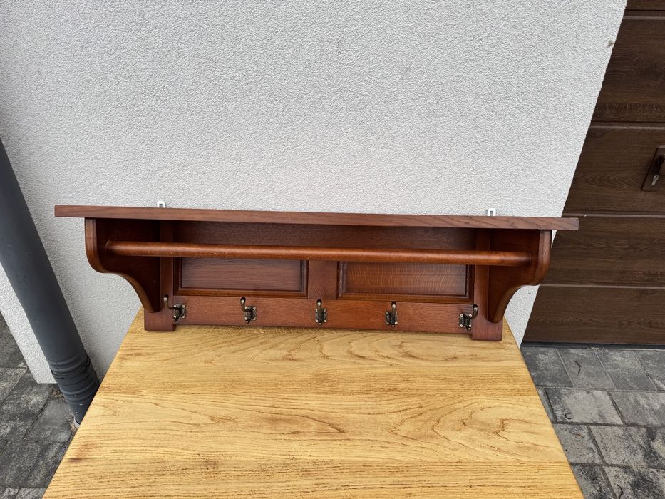 Дубова настінна вішалка привезена з Нідерландів.