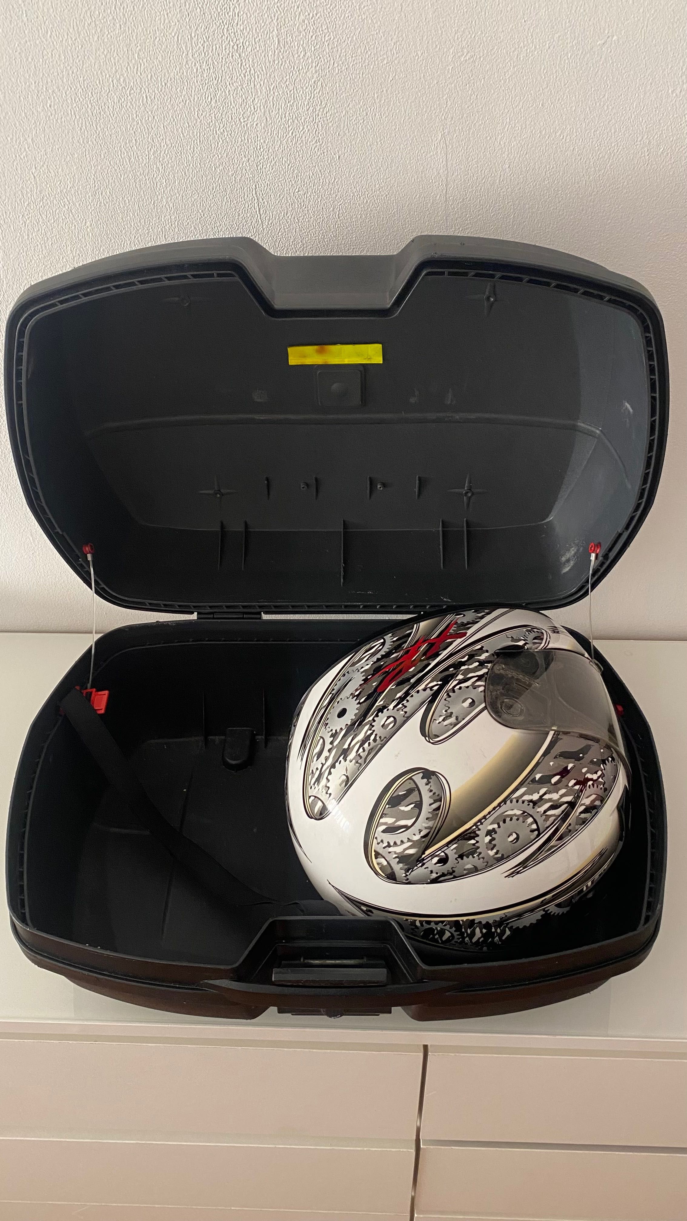 Top Case com espaço para dois capacetes M