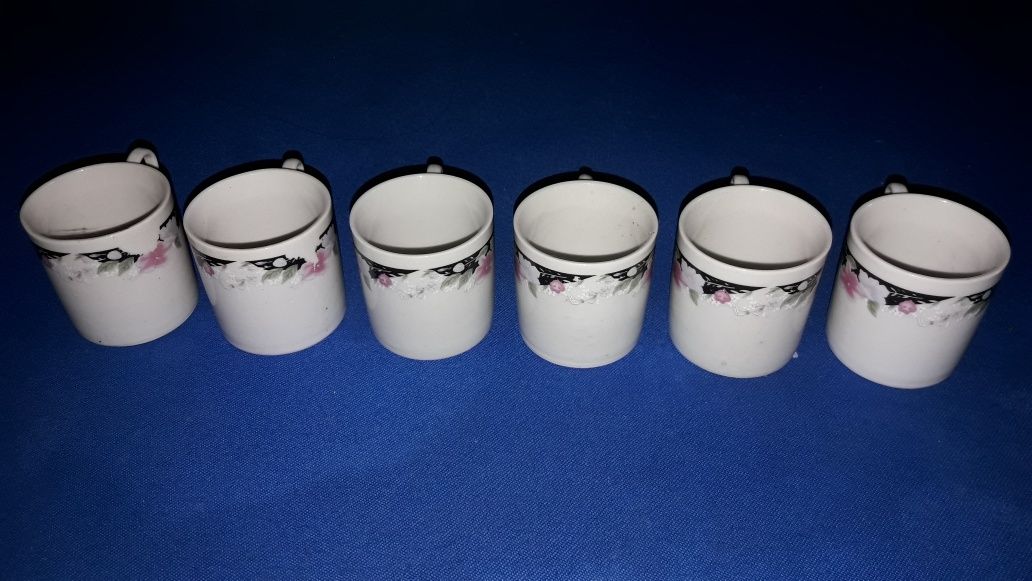 Conjunto de 6 chávenas e 6 pires café