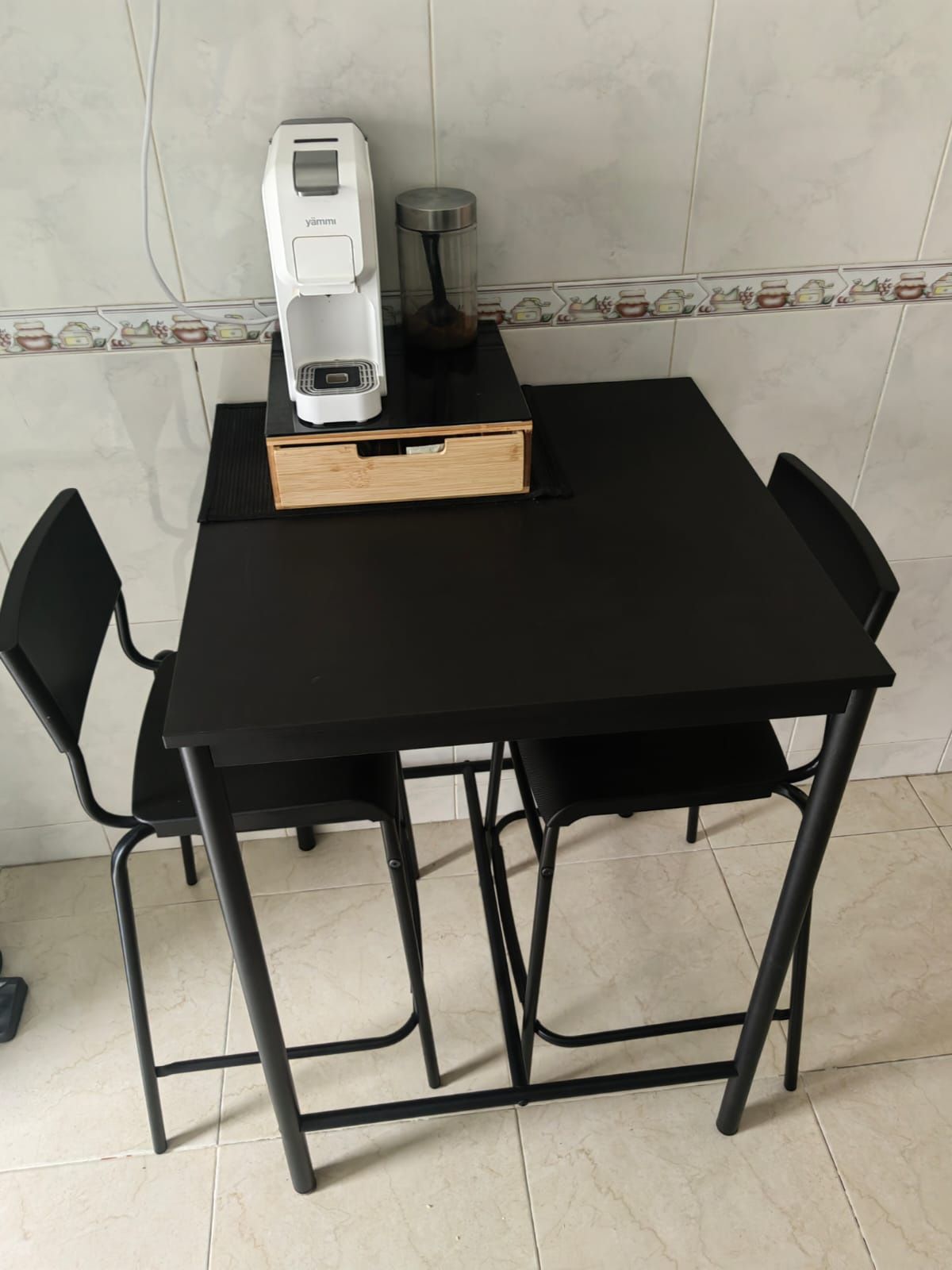 Mesa alta com 2 cadeiras