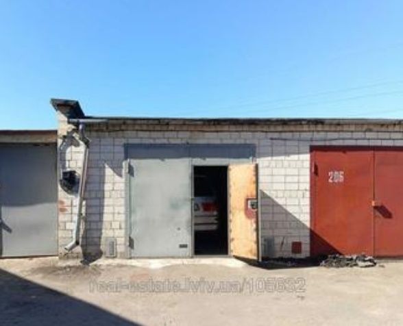 Здається гараж Дворецький