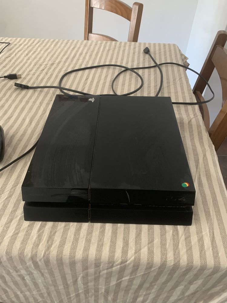 PlayStation 4 Fat com FIFA e comando
