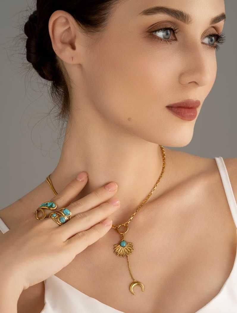 Colar Dourado em Aço Inoxidável com Pedra Turquesa e Lua – Estilo Boho