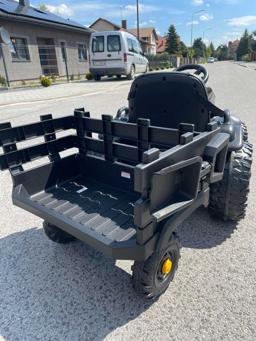 Duży traktor na akumulator z przyczepą gumowe koła skórzane siedzenie